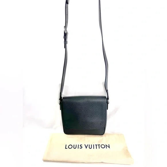 Louis Vuitton District PM Black Taiga Messenger Crossbody Shoulder Bag Dust Bag - Picture 2 of 16